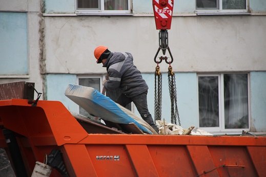 Третий день после трагедии в 48/20: людей пустили в разрушенный подъезд. Фото 