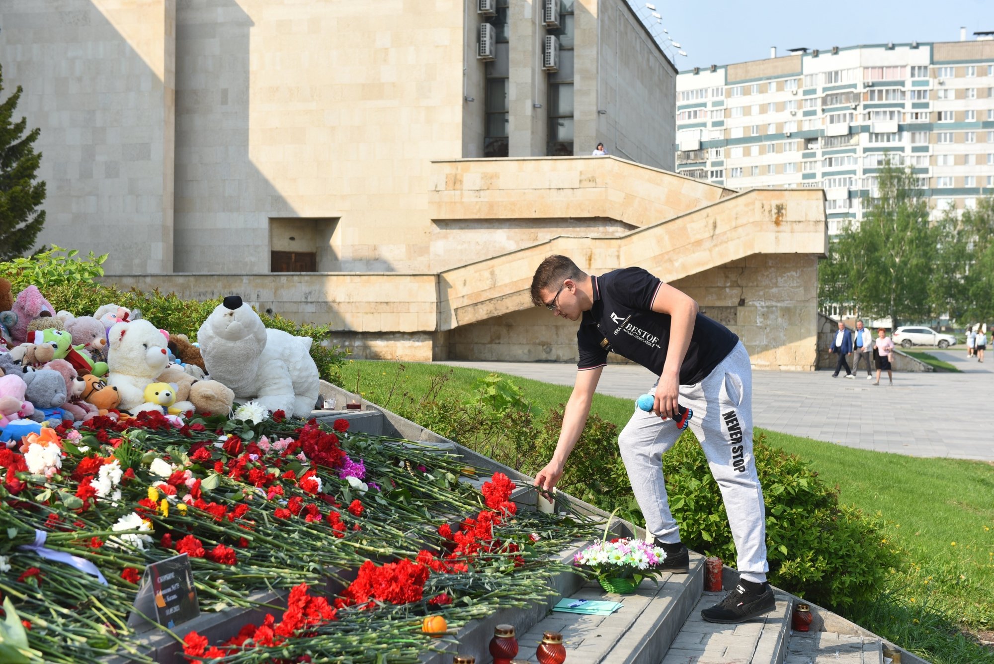 Исполком возложил цветы к временному мемориалу в память о погибших в Казани