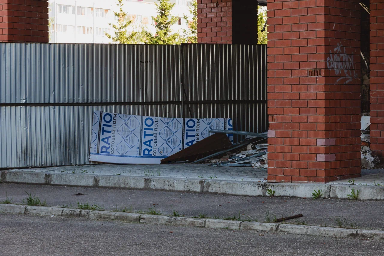 Фото: как здание, которое отдали городу под спорт, становится опасным долгостроем