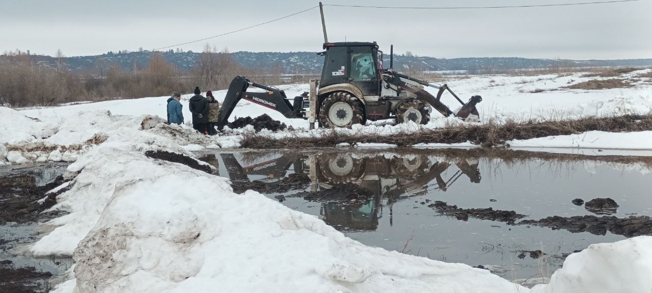 В затопленной деревне под Челнами идет борьба с паводком (видео)