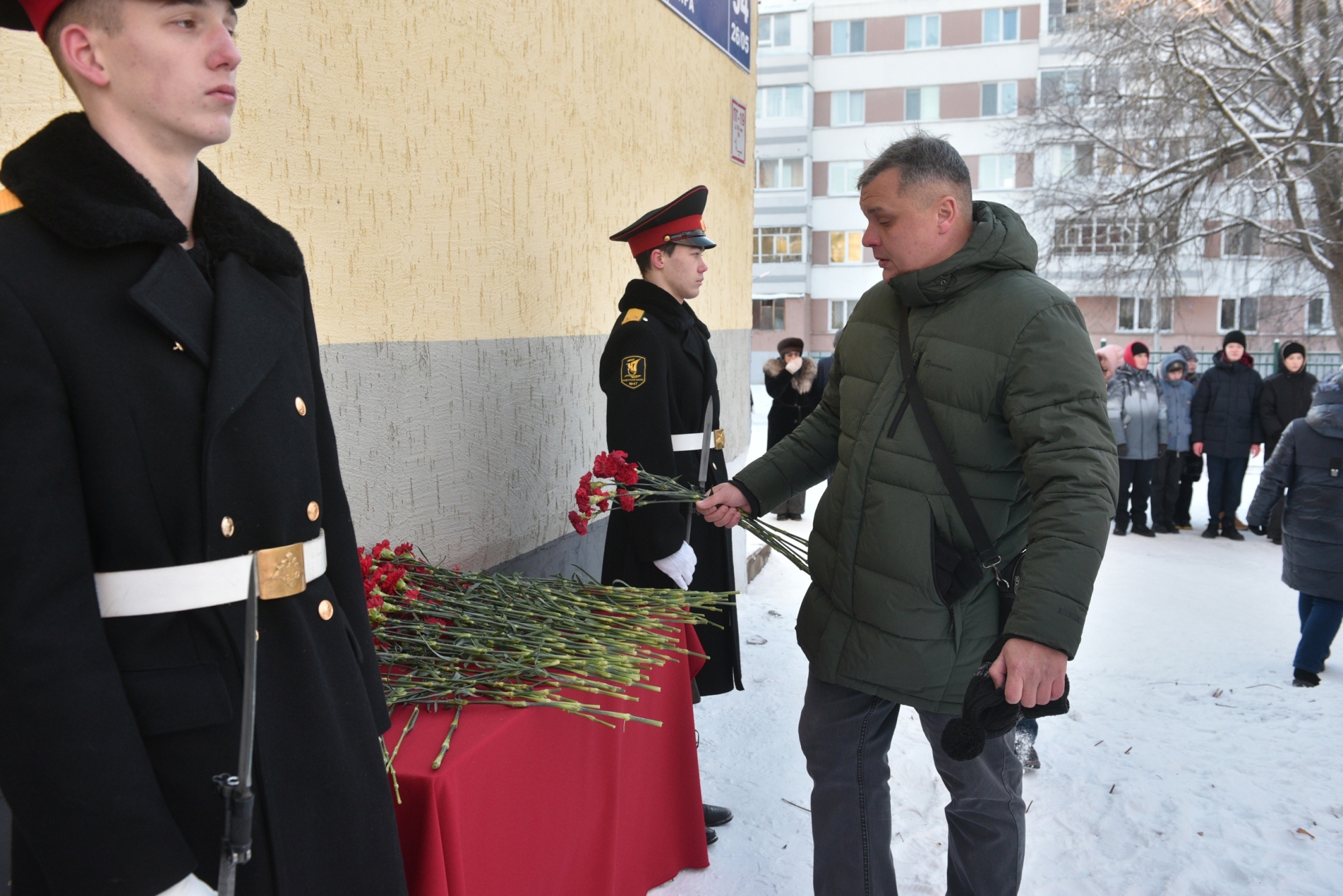 В челнинской школе увековечили память сапера, который погиб на Украине