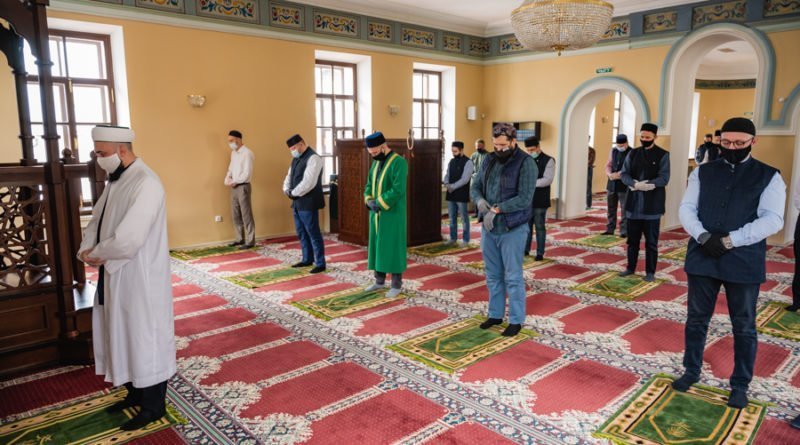 Храмы и мечети вышли из карантина: дезинфекция и свои молельные коврики  