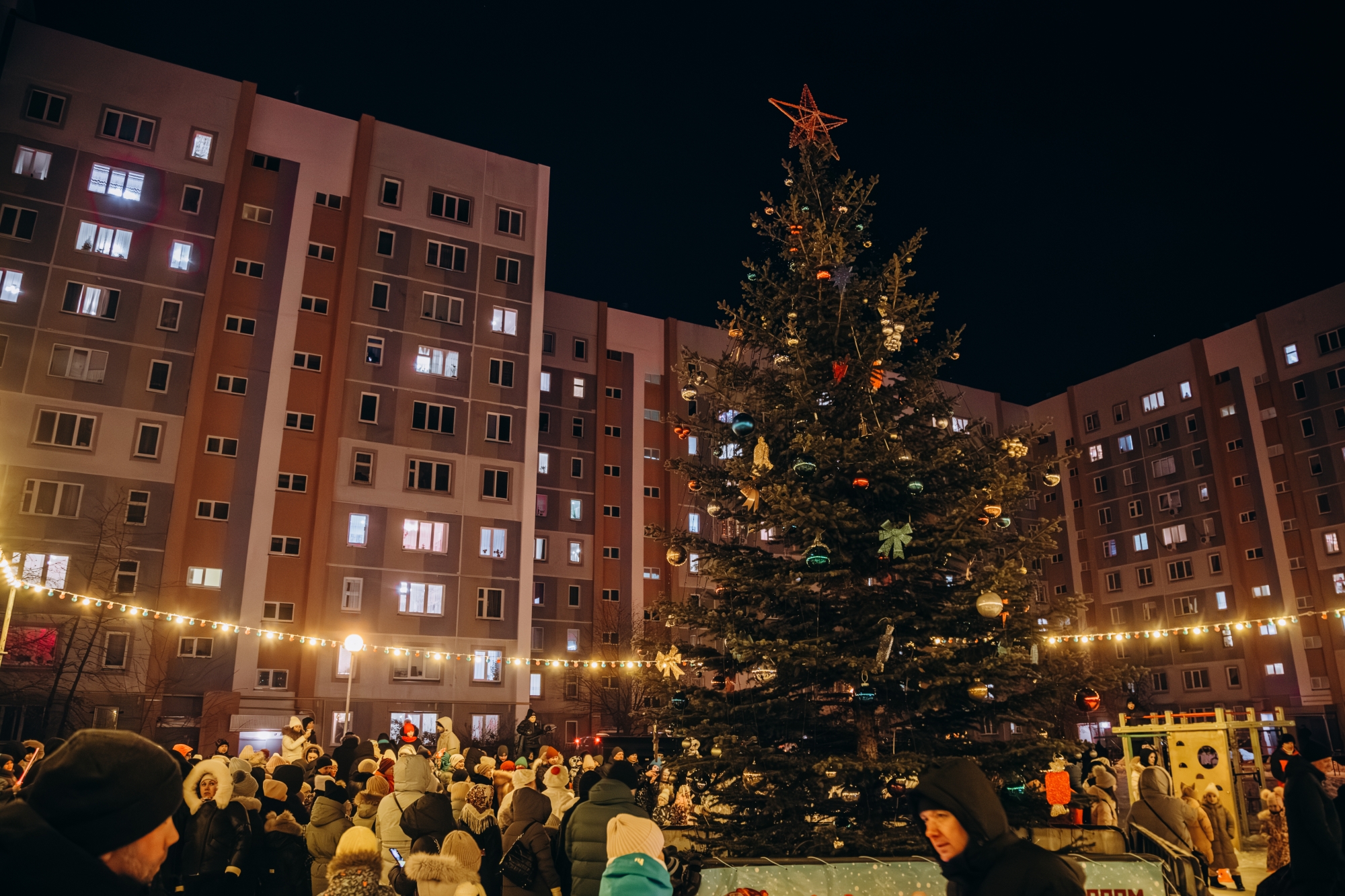 Открытие дворовой елки в 38 комплексе собрало рекордное число жителей