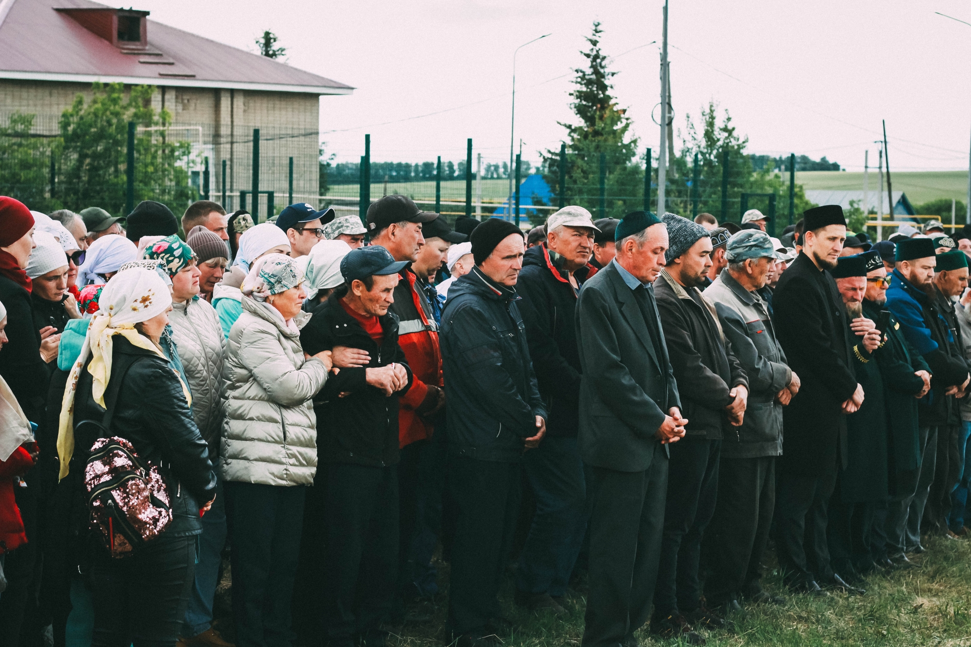 Фото: в Саитово простились с погибшей в пожаре семьей 