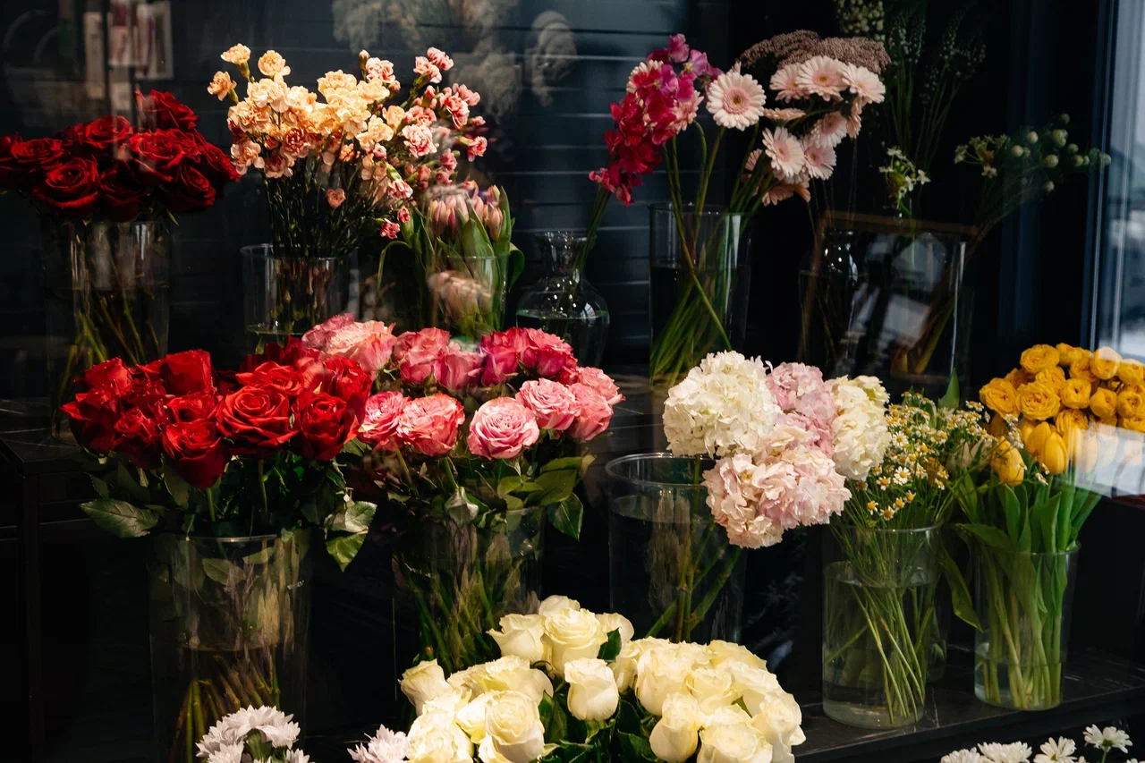 У игроков цветочного рынка ажиотаж – товар разбирают по пути на склад (фото) У игроков цветочного рынка ажиотаж – товар разбирают по пути на склад (фото)