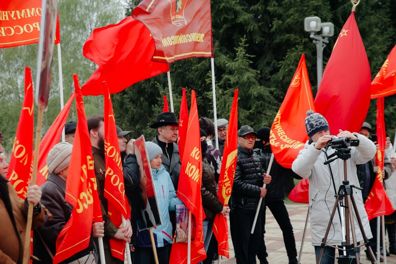 Гурьева вывела коммунистов в парк Победы на первомайский митинг (фото)