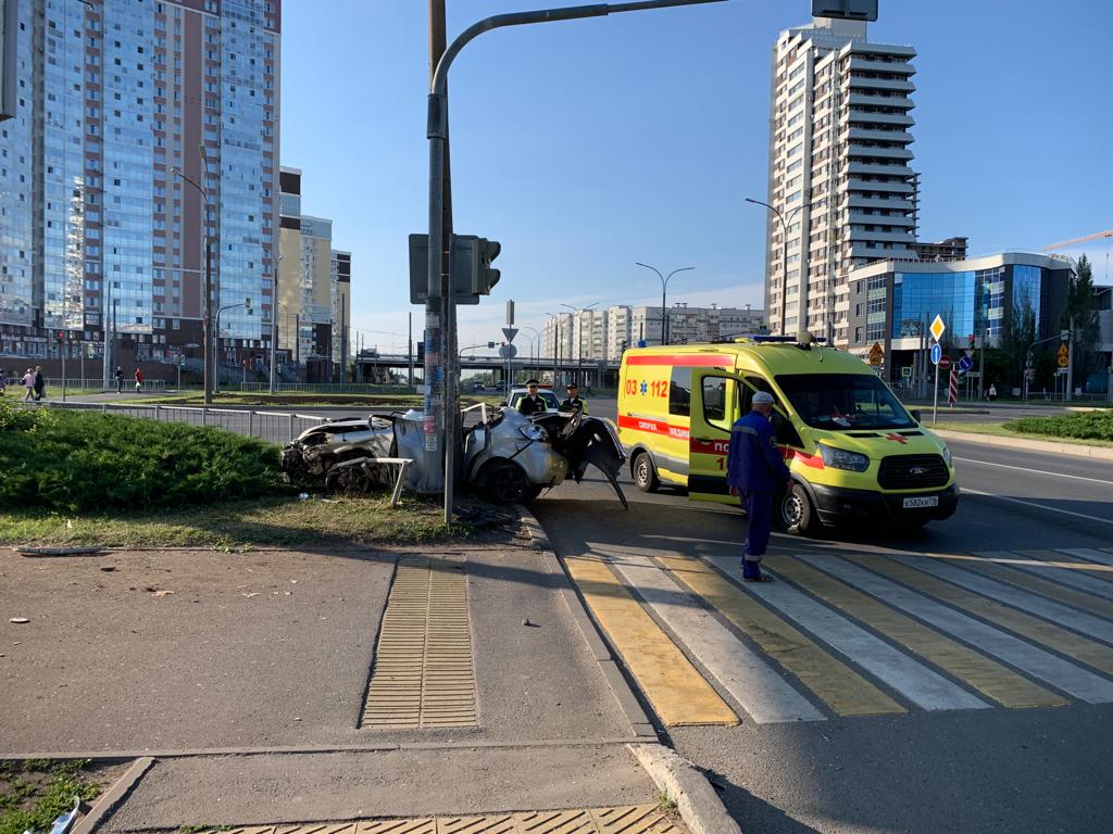 Въехал в фонарный столб - в центре Челнов произошла смертельная авария  15.06.2023