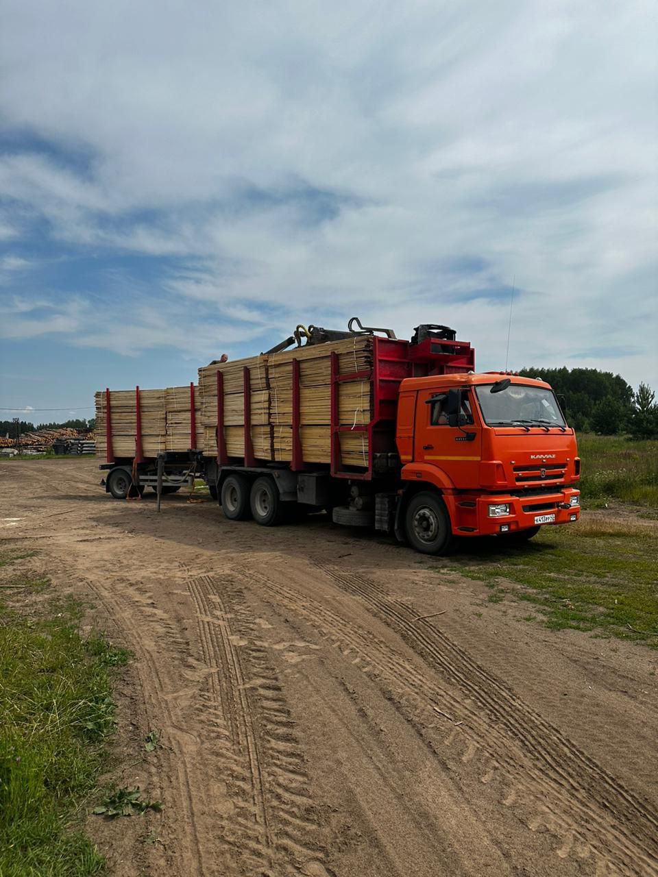 «Это серьезный опыт. Представьте дорогу в тайге в 400 км с бездорожьем. На середине - наше производство»