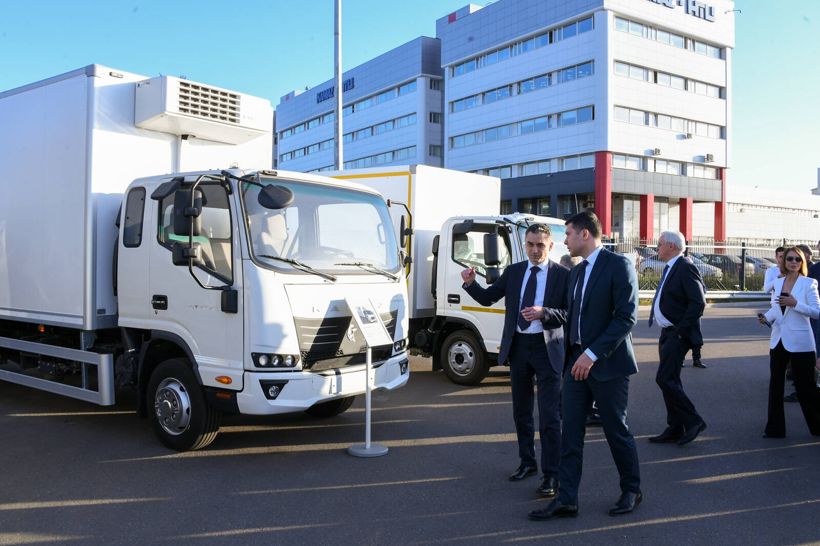 Алиханов протестировал челнинский грузовик и приехал к рабочим на завод Алиханов протестировал челнинский грузовик и приехал к рабочим на завод