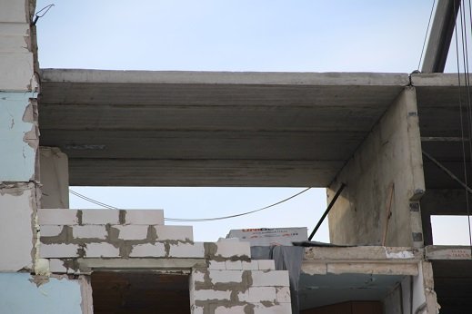 Строителям грозят проблемами за срыв сроков восстановления дома 48/20 (фото)