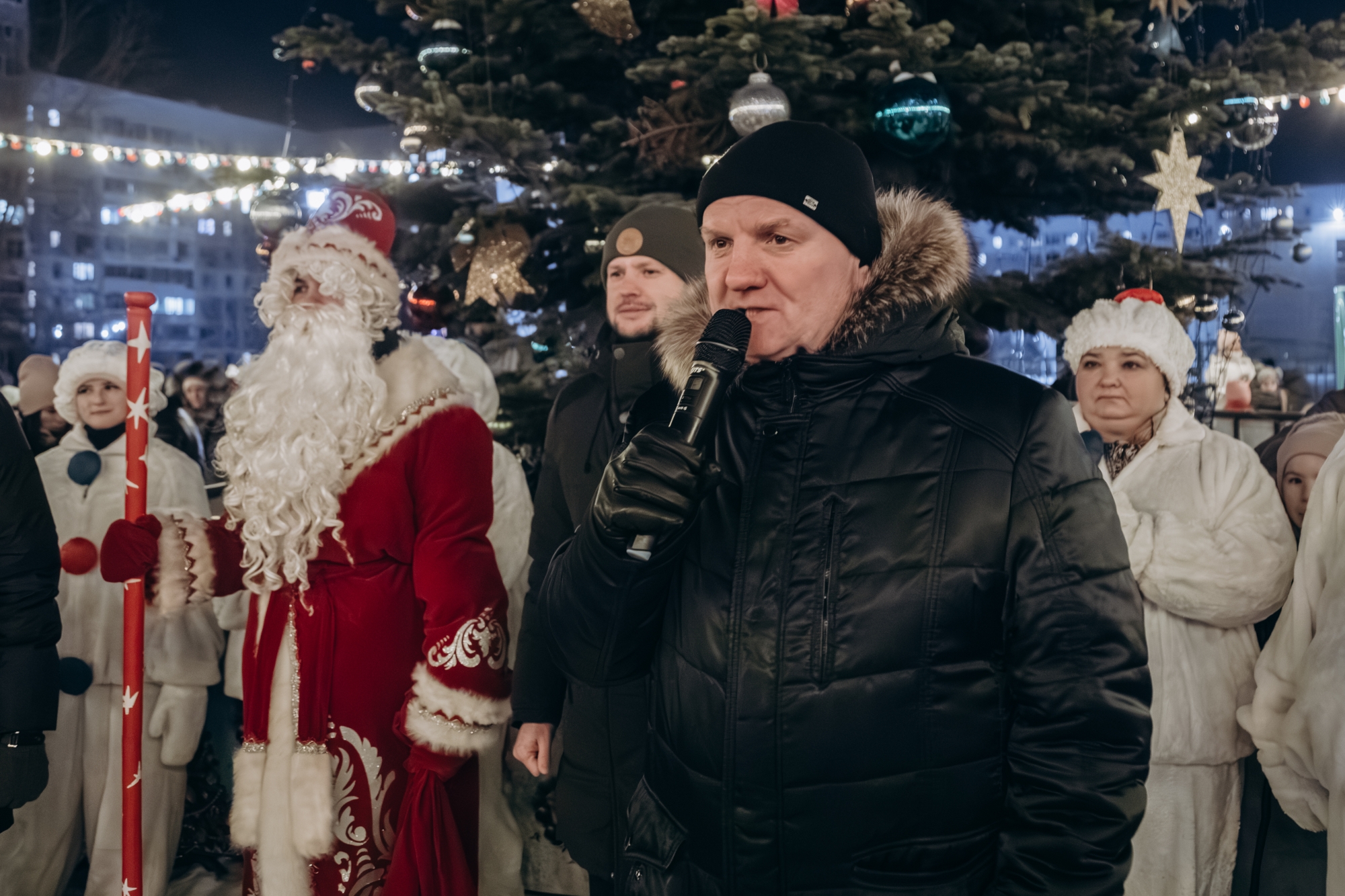 Открытие дворовой елки в 38 комплексе собрало рекордное число жителей