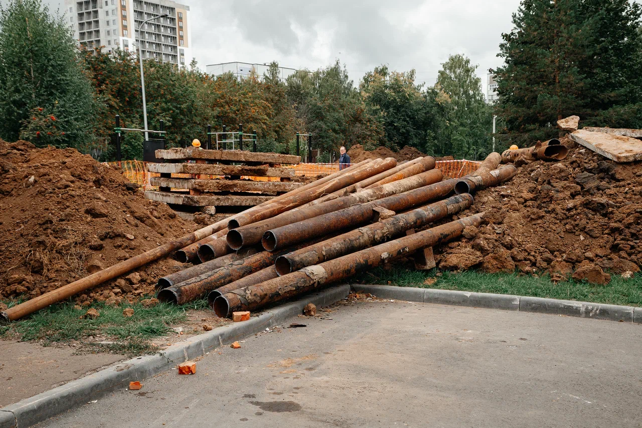 Фото: как в Нижнекамске демонтируют старые сети, которые превратились в труху 