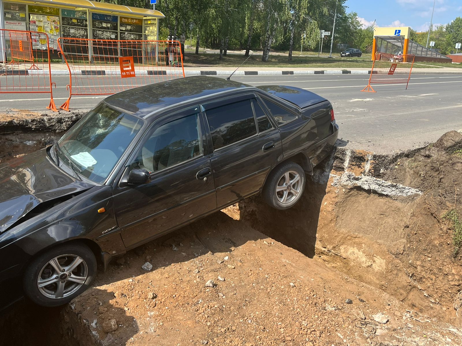 В Челнах машина упала в яму на Московском проспекте (фото)