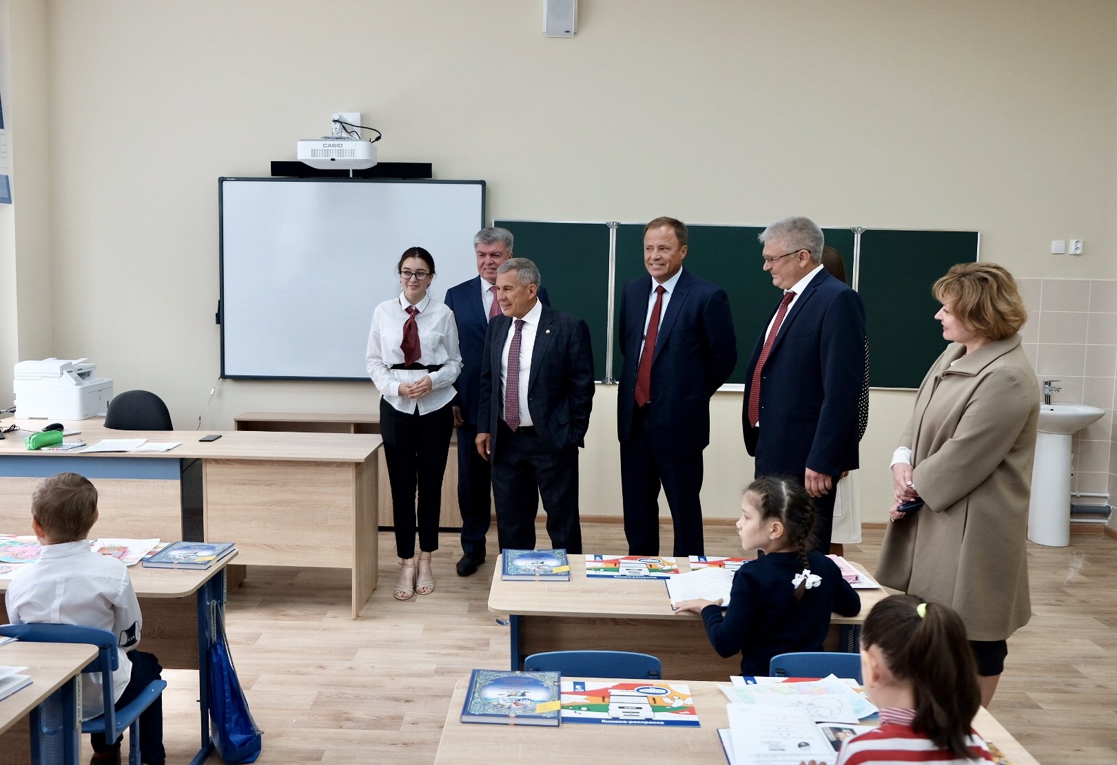 Президент Татарстана проверил готовность новой школы в 65-м комплексе (фото)