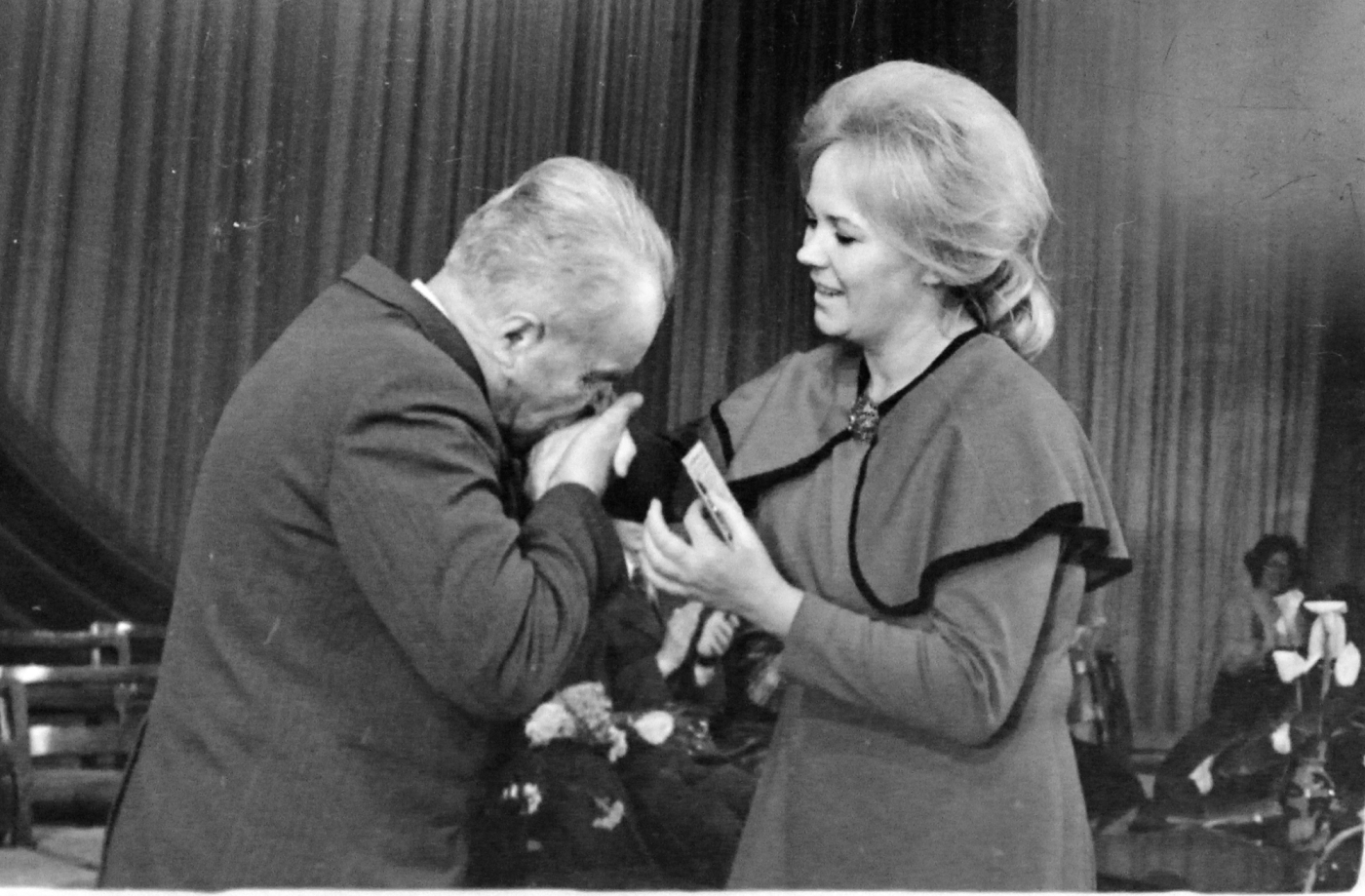 Как в Челнах встречали советских звезд - Пугачеву, Высоцкого и Окуджаву (фото) Как в Челнах встречали советских звезд - Пугачеву, Высоцкого и Окуджаву (фото)