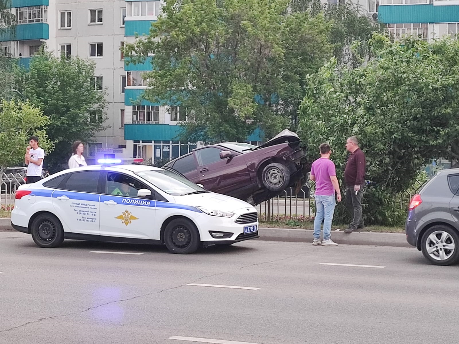 В Челнах водитель врезался в яблоню на разделительной полосе на проспекте Мира 