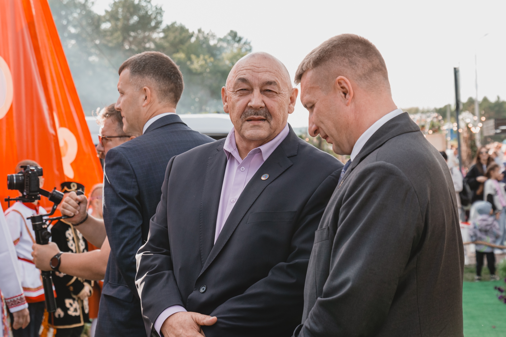 Как Магдеева угощали малиной и просили сделать селфи, чтобы «жена обалдела»