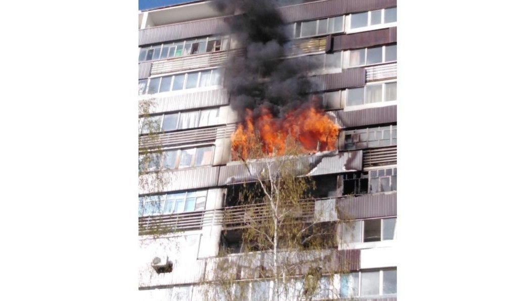 Сильный пожар в жилом доме в Челнах. Из огня спасли пятерых человек (фото)