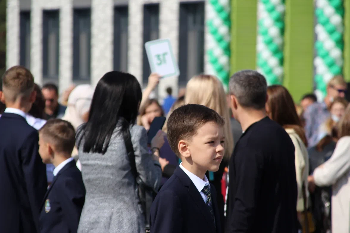 Первоклассники. Родители первоклашек. Известные родители первоклассника. Родители 11 классников 1 сентября.