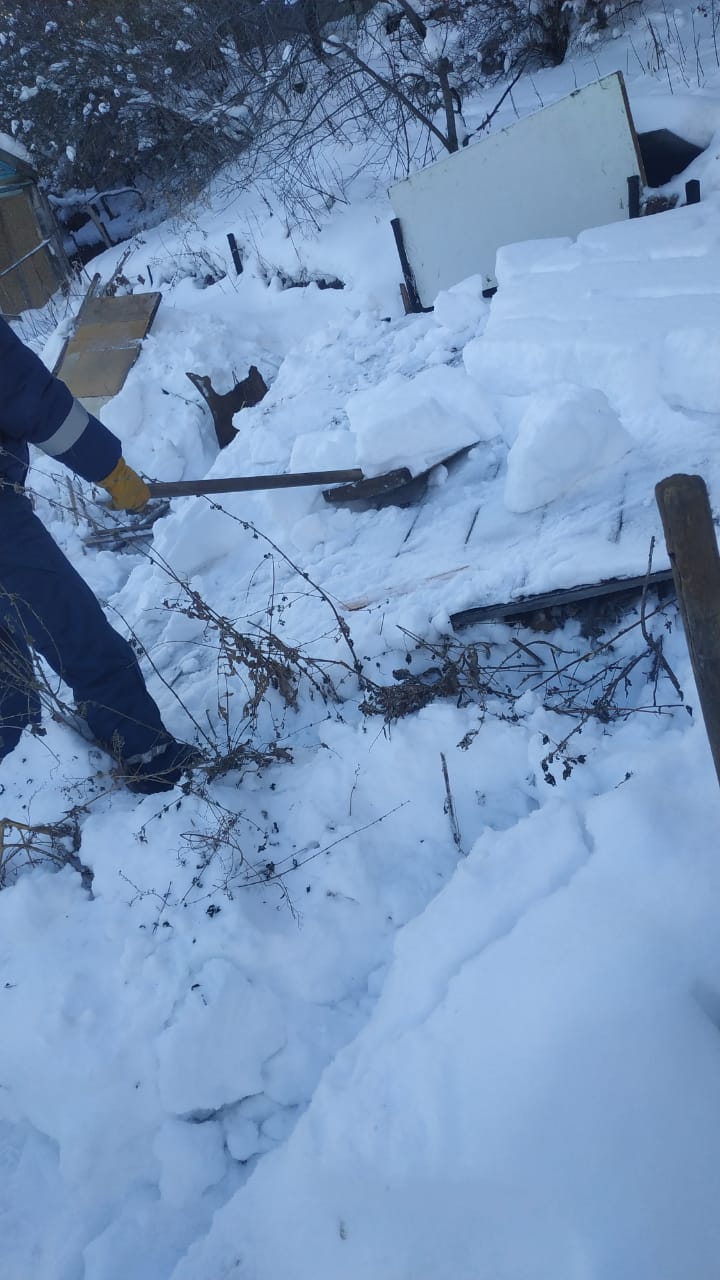 Пожилой мужчина два дня пролежал в снегу под рухнувшей крышей