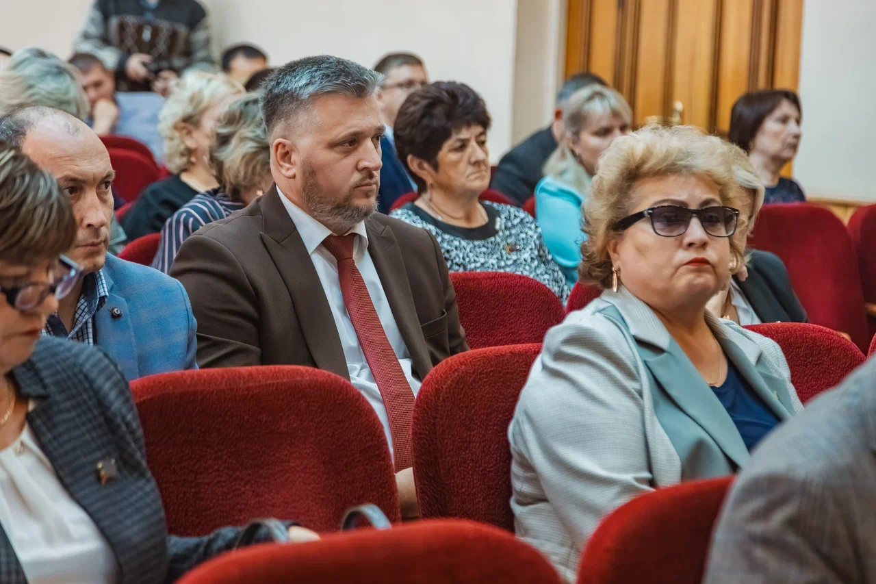 «Предлагаю прекратить полномочия главы района по собственному желанию. Его вина еще не доказана…»