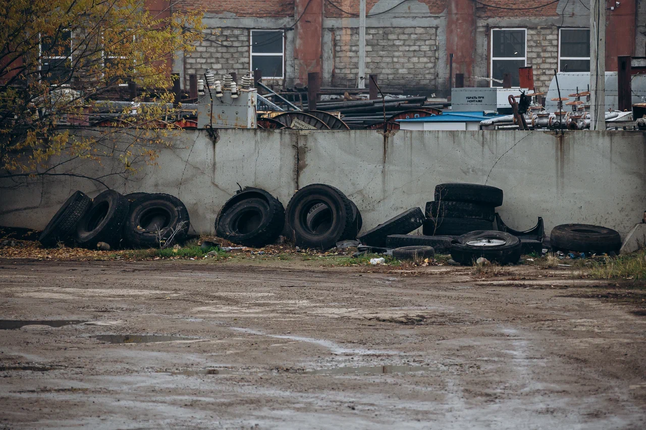 «Подъехала машина, там сидел мужчина. Человек в наручниках говорит: «Вот он меня держал»