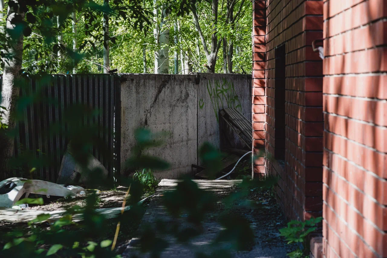 Фото: как здание, которое отдали городу под спорт, становится опасным долгостроем