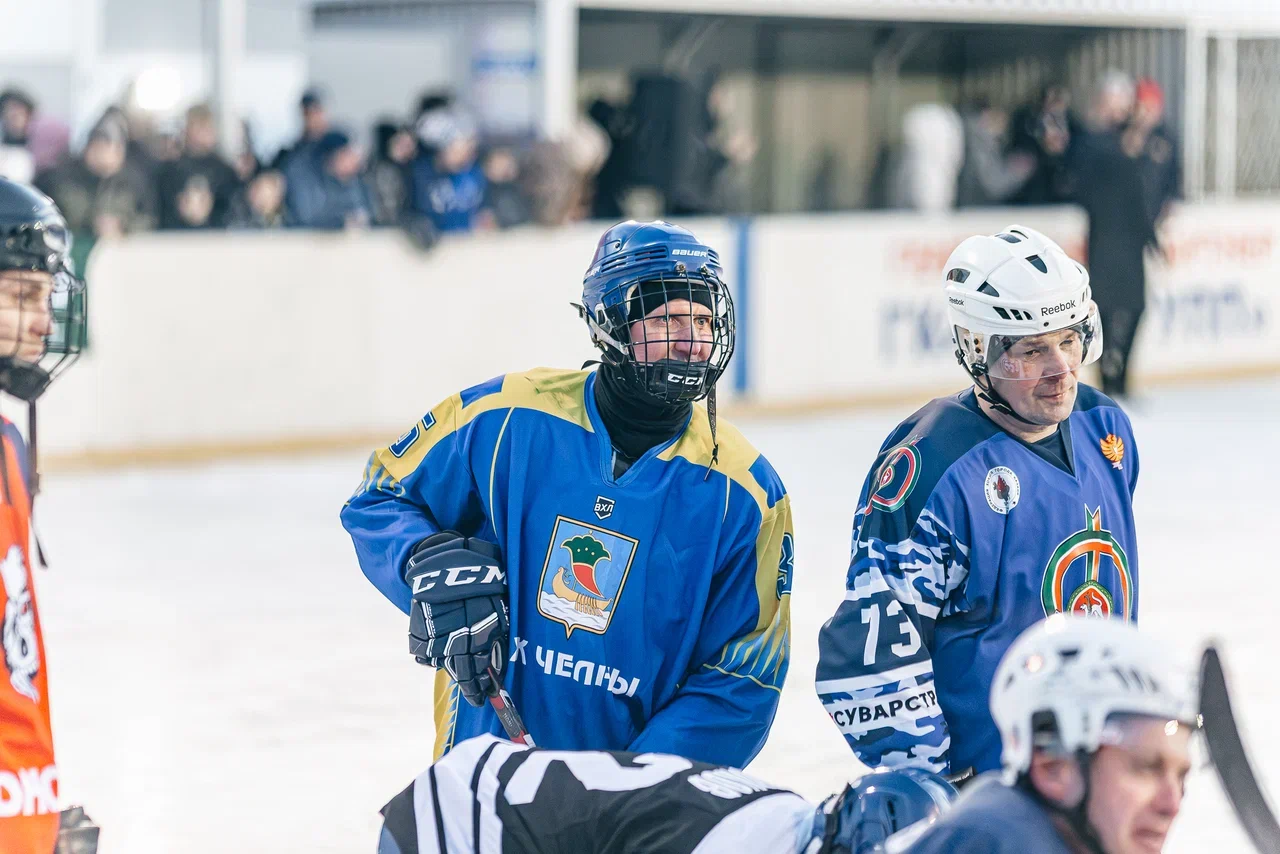 Фото: Данис Зарипов сыграл в дворовый хоккей с челнинскими детьми Фото: Данис Зарипов сыграл в дворовый хоккей с челнинскими детьми