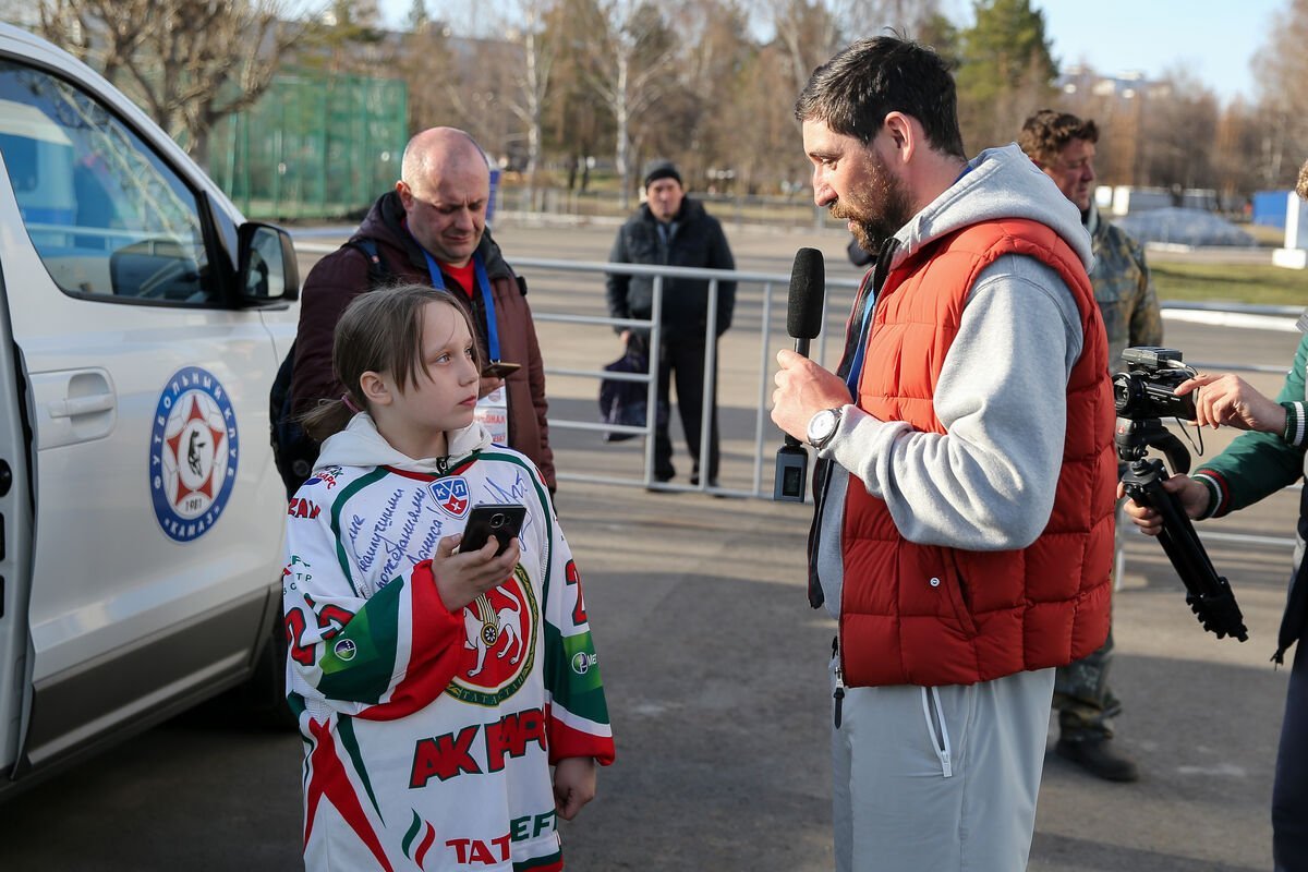 Фото жена даниса зарипова