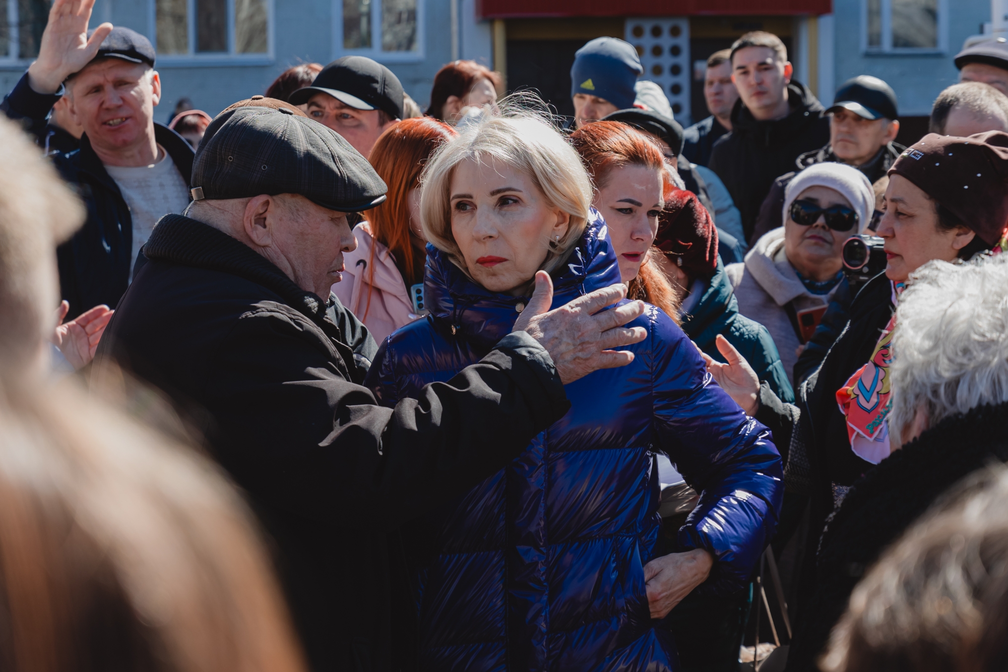 Харисов и Гурьева пришли в бунтующий против застройки 49 комплекс (видео)