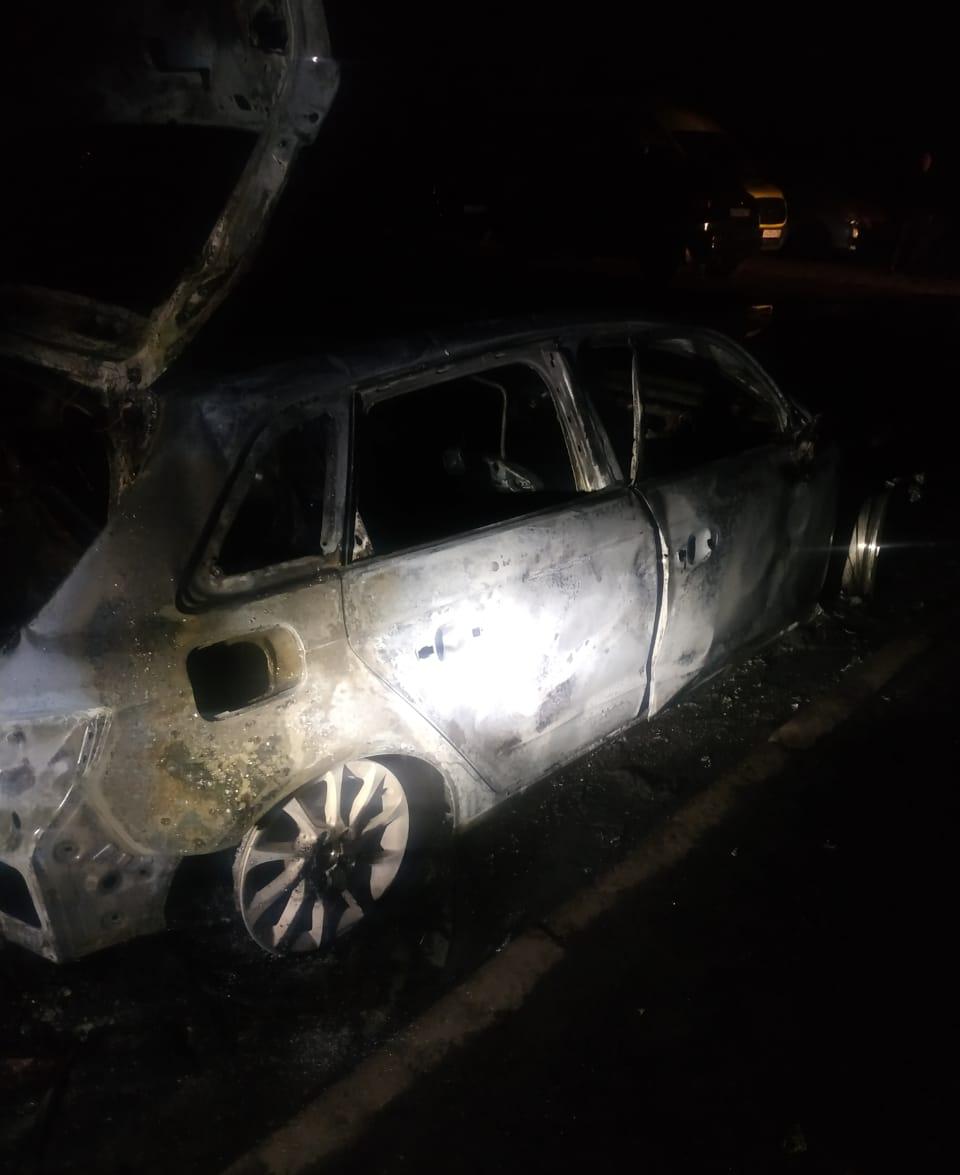 В Челнах дотла сгорела Audi A3. В огне пострадали еще три машины (видео)