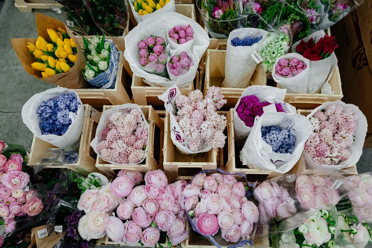 У игроков цветочного рынка ажиотаж – товар разбирают по пути на склад (фото) У игроков цветочного рынка ажиотаж – товар разбирают по пути на склад (фото)