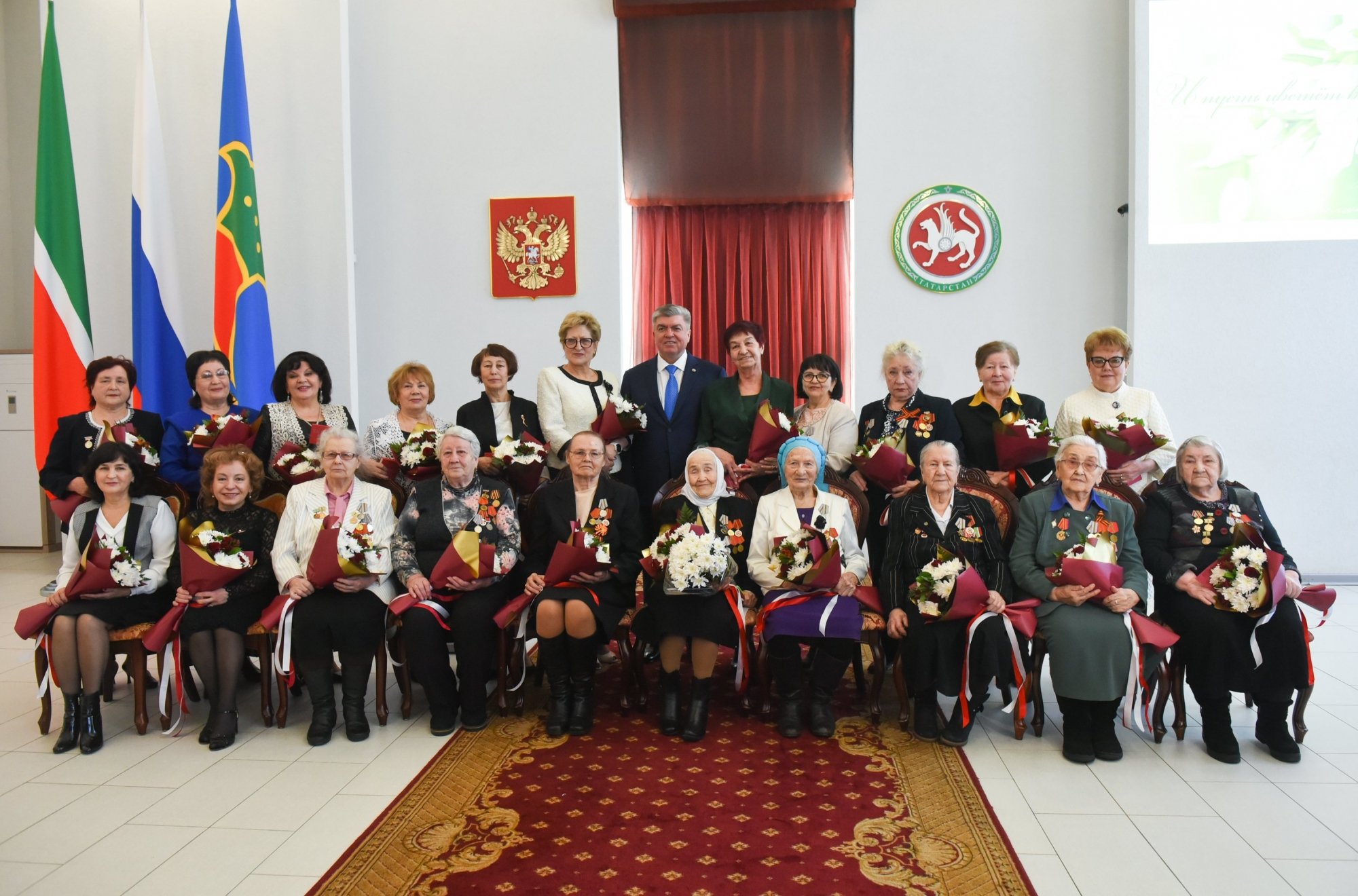 Наиль Магдеев вручил госнаграды в честь Международного женского дня 
