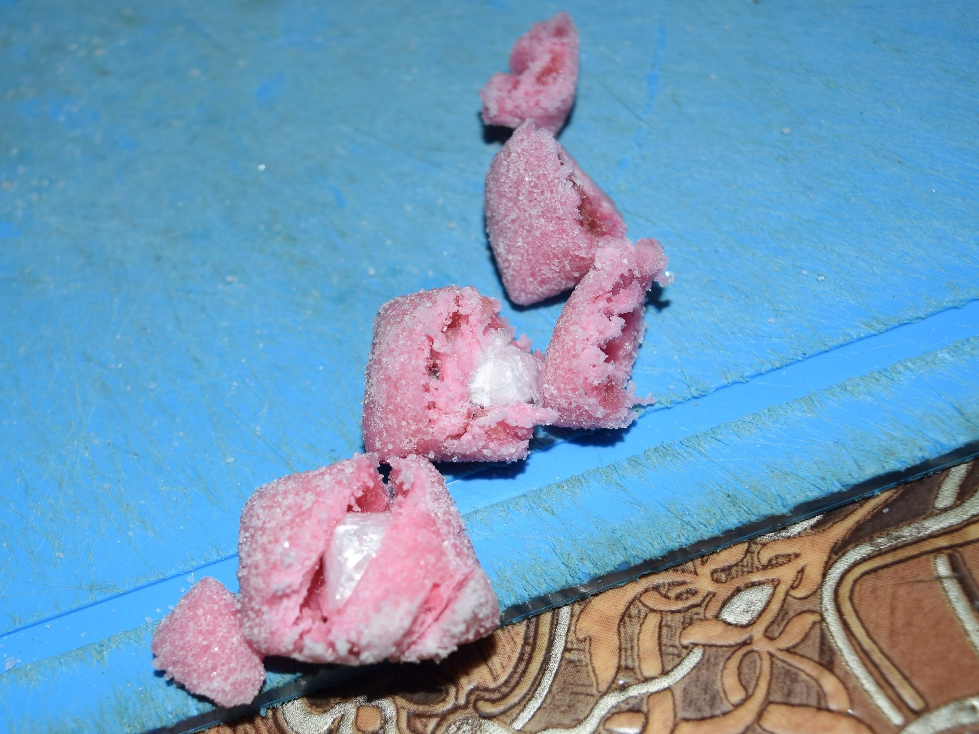 В казанское СИЗО пытались доставить из Челнов наркотики под видом конфет (фото)