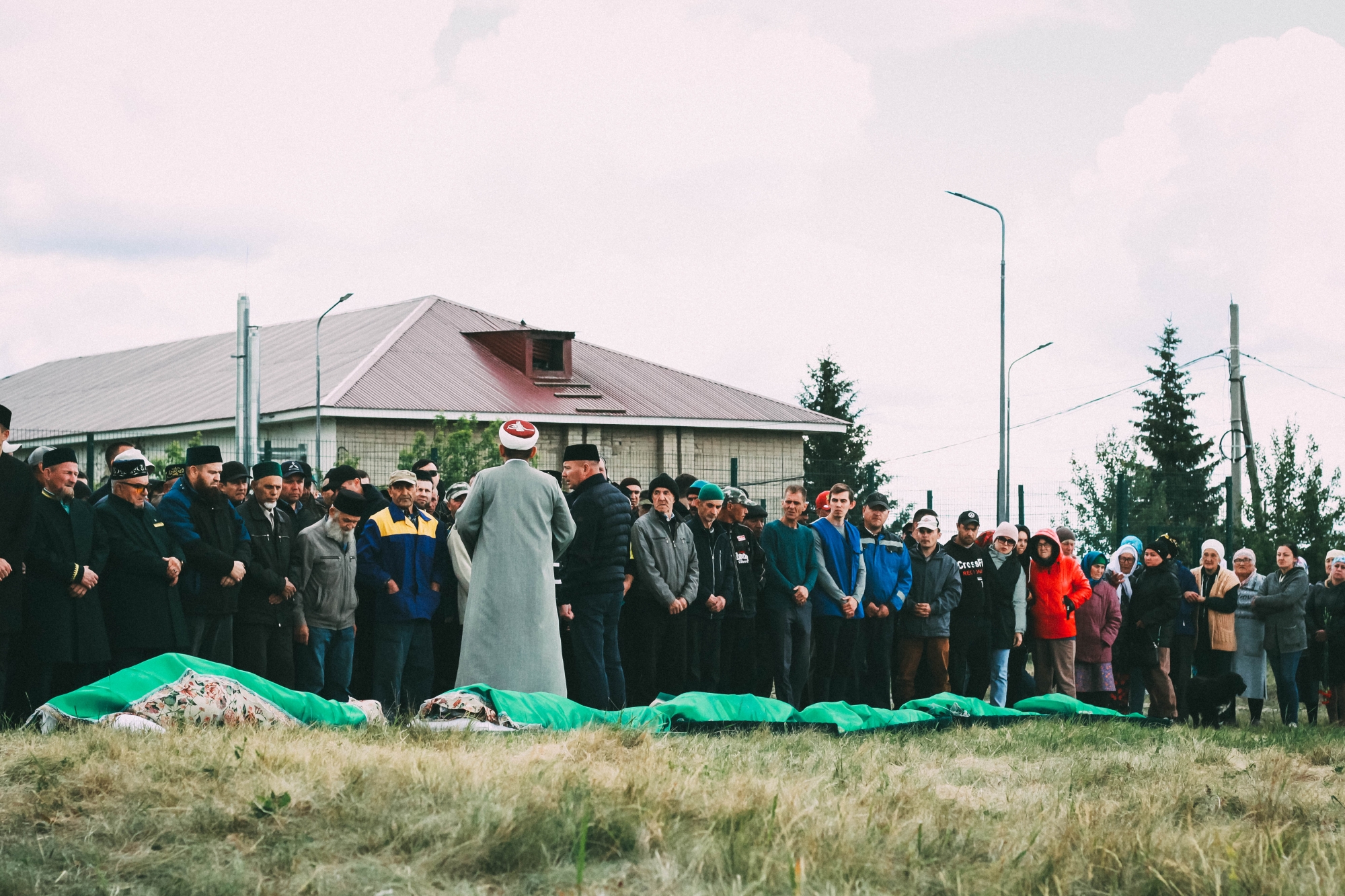 Фото: в Саитово простились с погибшей в пожаре семьей 