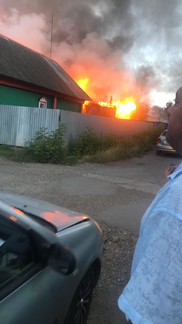 В Рябинушке горит несколько частных домов. На место выехал мэр