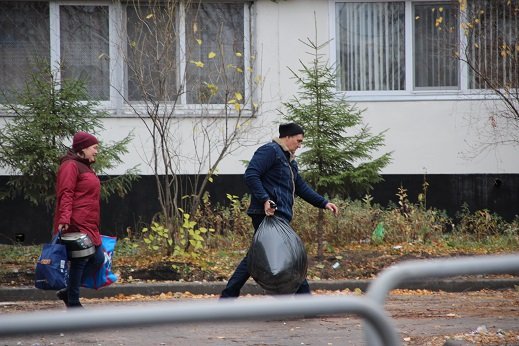 Третий день после трагедии в 48/20: людей пустили в разрушенный подъезд. Фото 