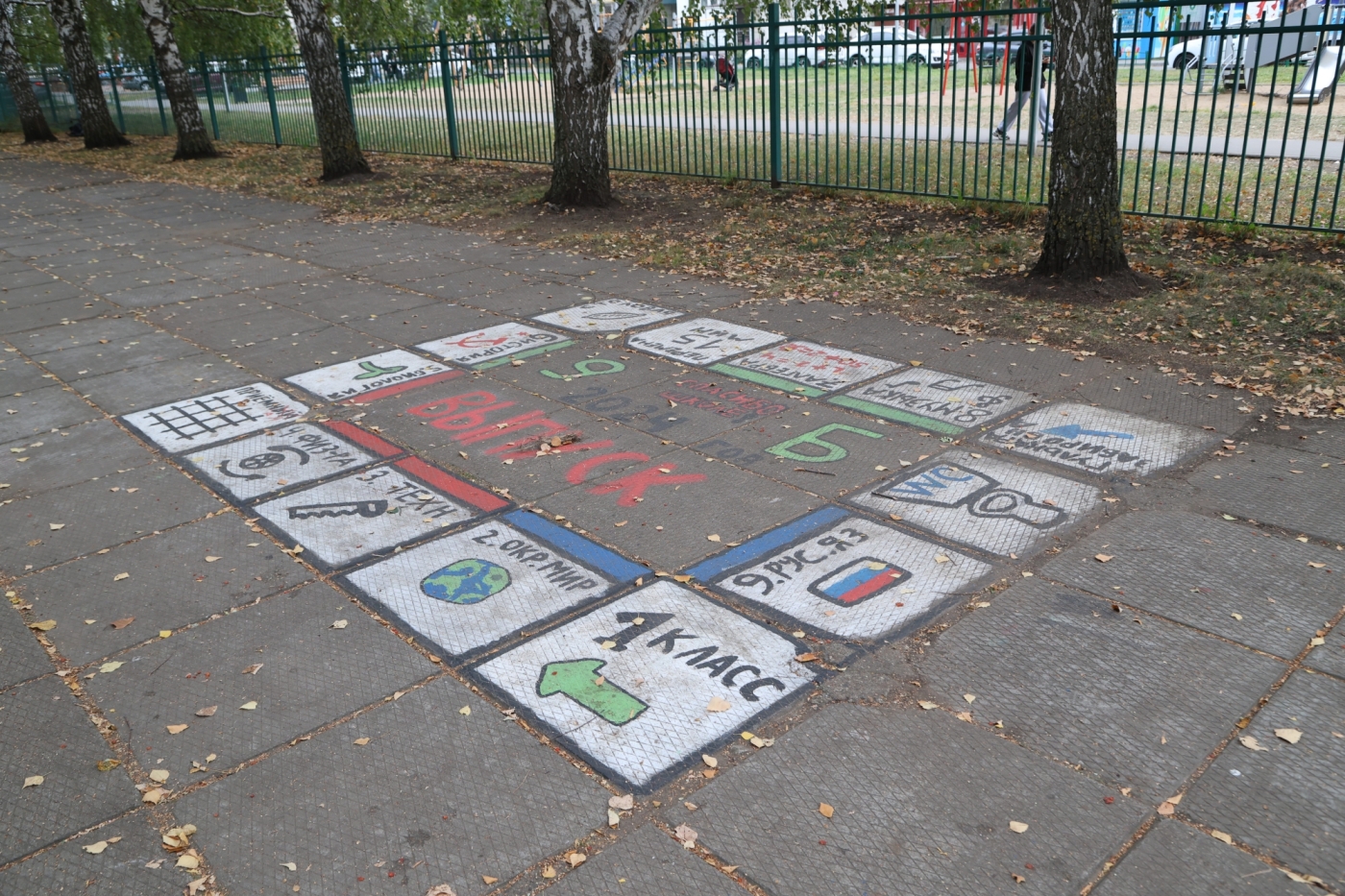 Фото: как в Челнах во дворе школы установили «памятник» криминалитету