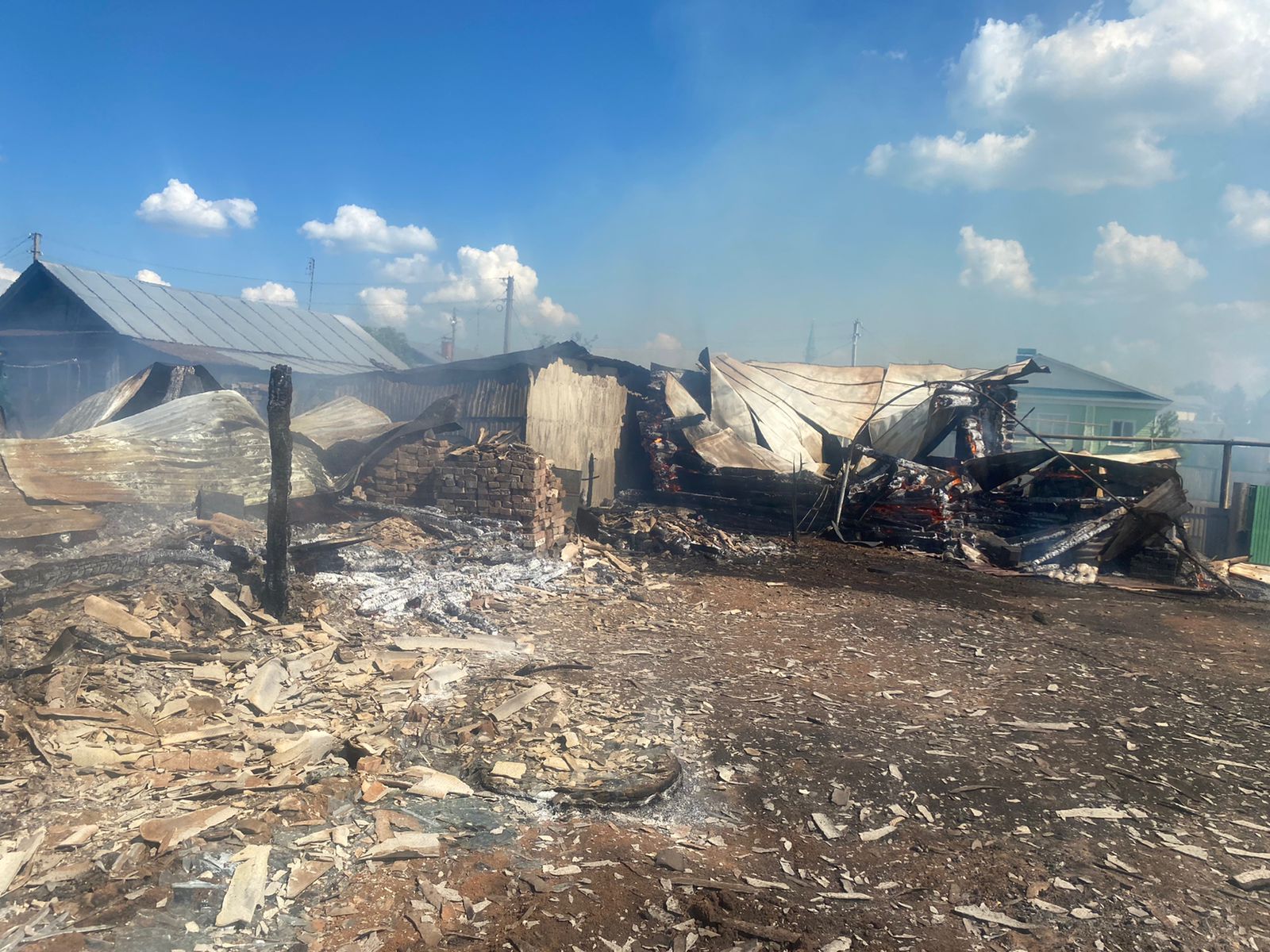 В крупном пожаре в Тукаевском районе сгорело три дома 18.06.2022