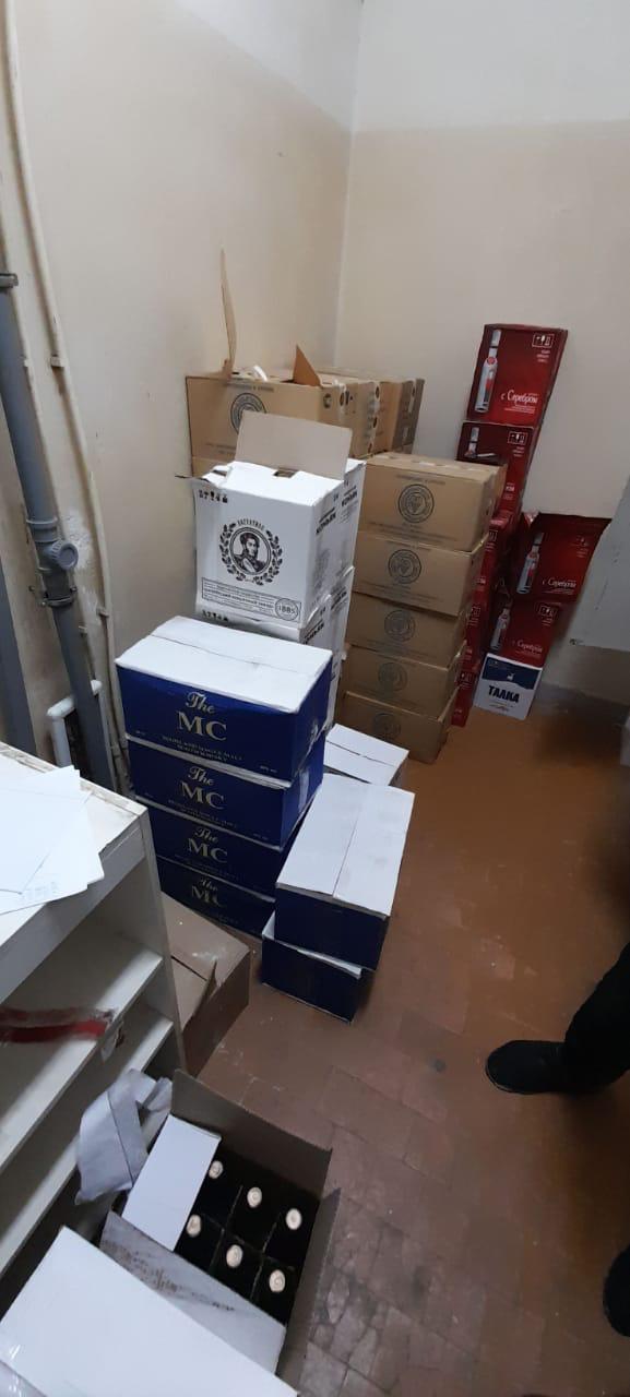 В челнинском магазине нашли почти тысячу литров паленого алкоголя (фото)