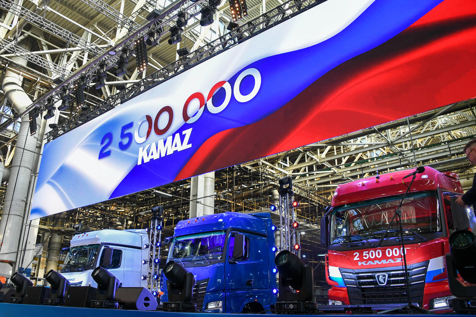 Алиханов протестировал челнинский грузовик и приехал к рабочим на завод Алиханов протестировал челнинский грузовик и приехал к рабочим на завод