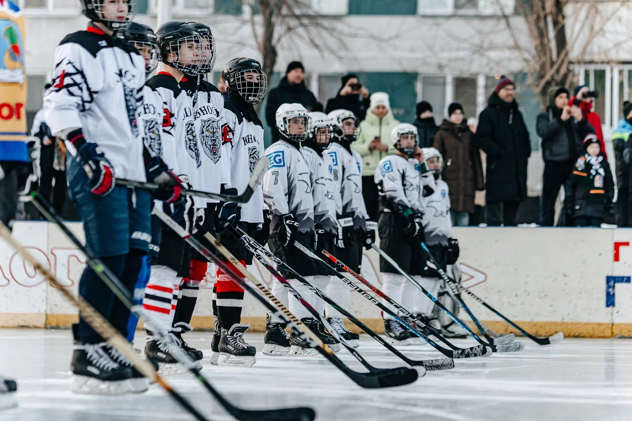 Фото: Данис Зарипов сыграл в дворовый хоккей с челнинскими детьми Фото: Данис Зарипов сыграл в дворовый хоккей с челнинскими детьми