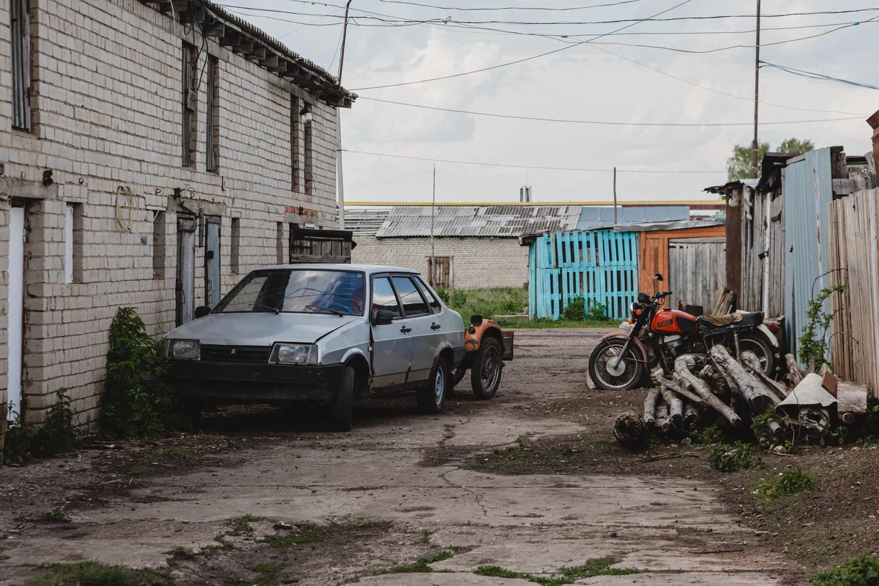 «Здесь будет 13 участков. Колышки в землю забили, распределили. Аукцион, говорят, был»