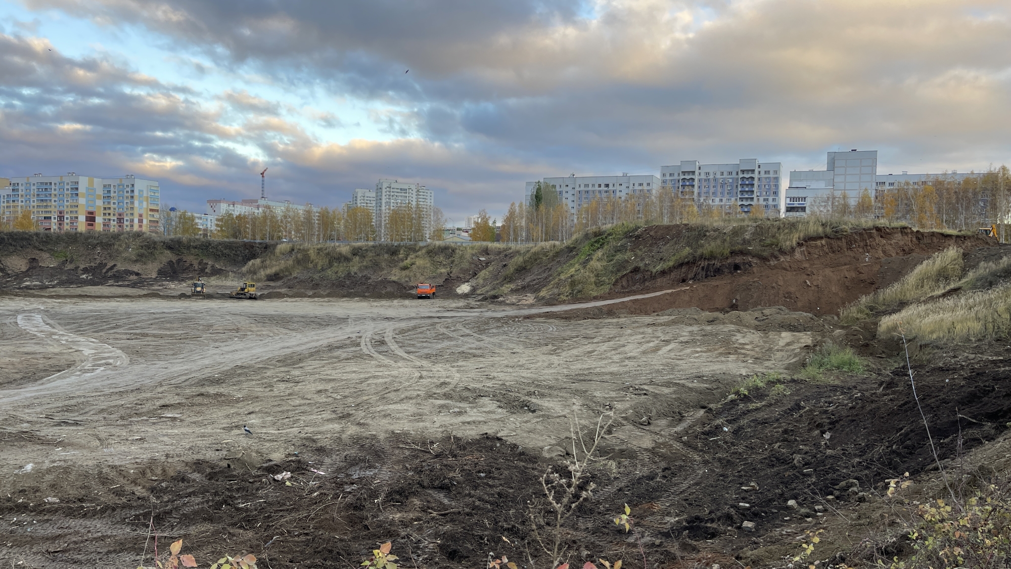 На Раскольникова срывают гору под строительство жилого комплекса (фото)
