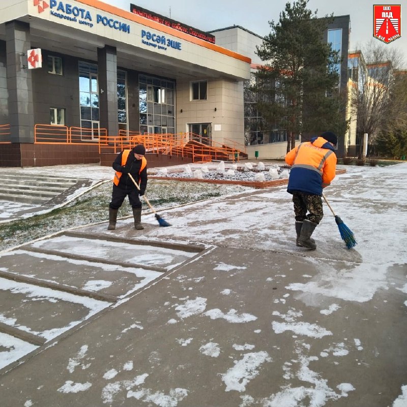 Дорожники вышли на уборку снега с городских дорог – метут и поливают 