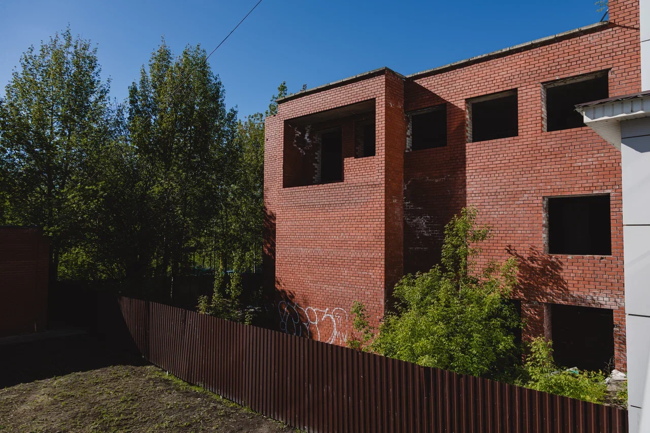 Фото: как здание, которое отдали городу под спорт, становится опасным долгостроем