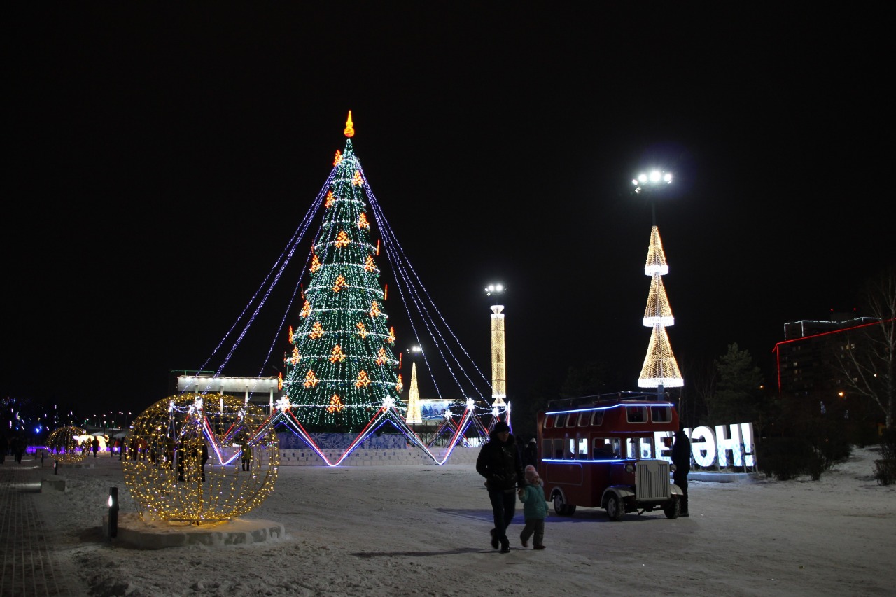 В Челнах открылась главная елка на площади Азатлык. Фото