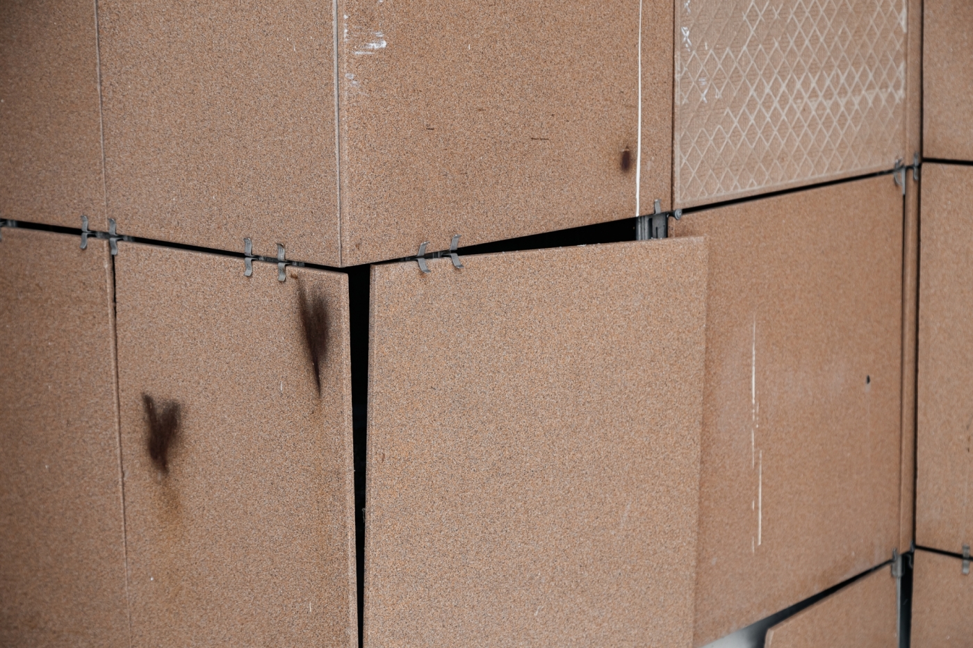 Тараканы и мыши: что в доме, который забросила УК «Центральный» (фото)