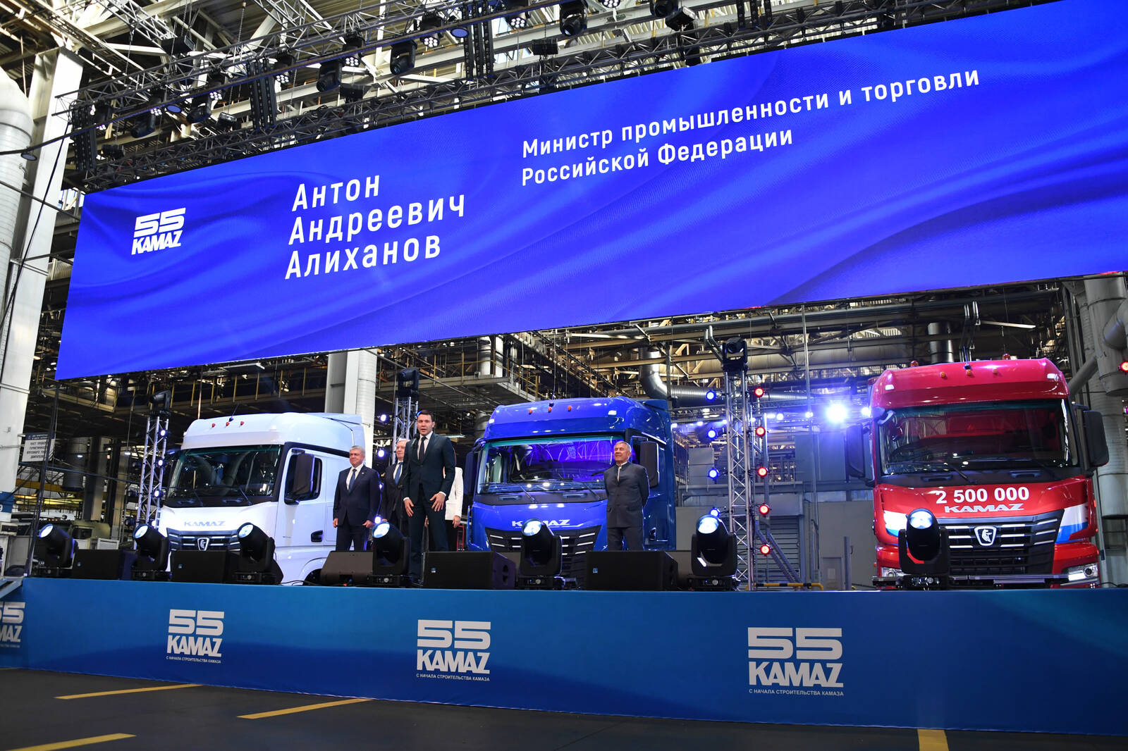 Алиханов протестировал челнинский грузовик и приехал к рабочим на завод Алиханов протестировал челнинский грузовик и приехал к рабочим на завод