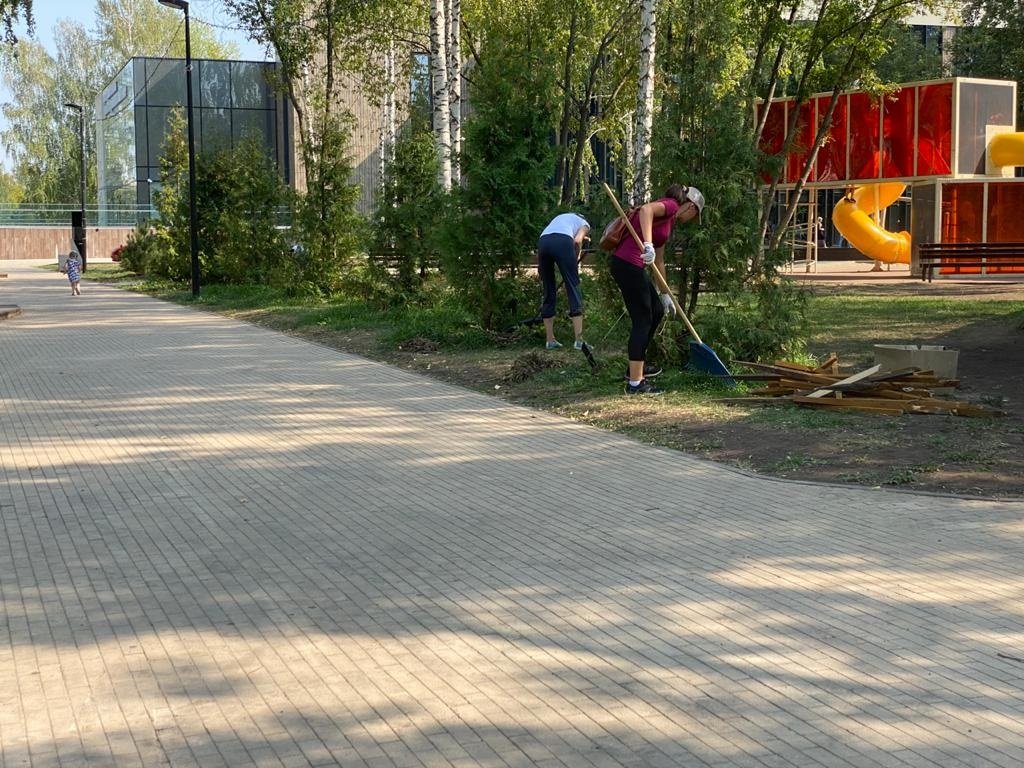 Фото: чиновников отправили прибираться в парках Челнов   